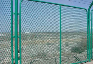 鋼板護(hù)欄網(wǎng)